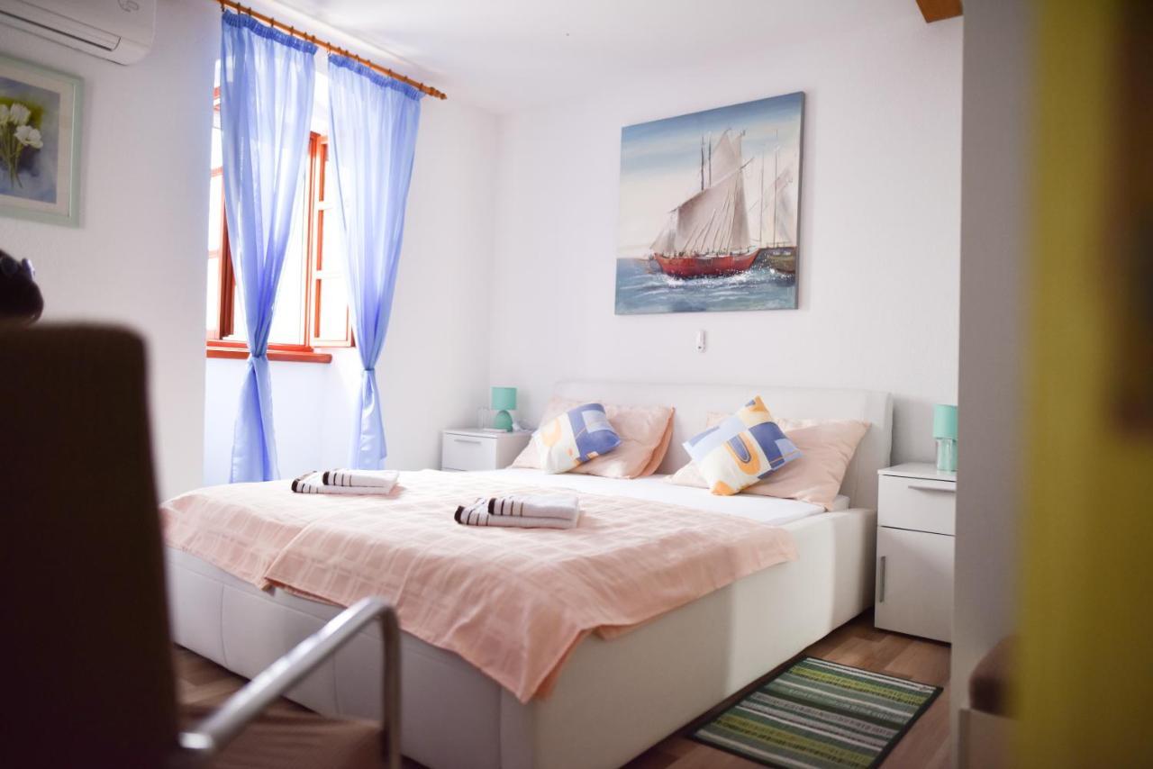 Luka'S Amber Rooms In The Center Of Trogir Exterior foto